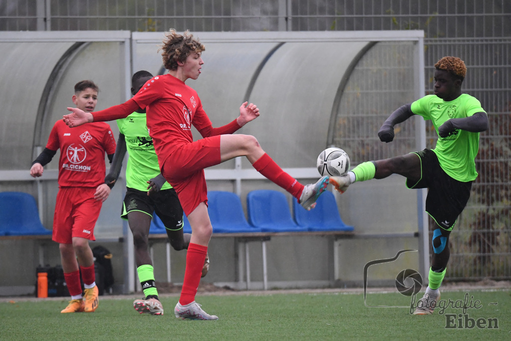 JFV Edewecht-Osnabrücker SC | C-Jugend Landesliga; JFV Edewecht (grün)-Osnabrücker SV (rot) am 18.11.2023; in Edewecht (Sportanlage Göhlenweg), Photo: Philip Eiben 2023 - Realisiert mit Pictrs.com