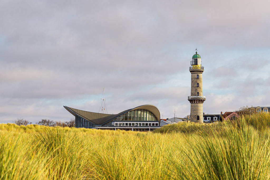 Leuchtturm und Teepott an der Ostseeküste in Warnemünde | Leuchtturm und Teepott an der Ostseeküste in Warnemünde.