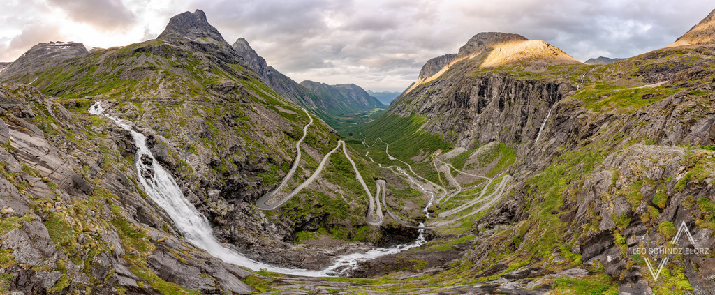 Fotografie_Leo_Schindzielorz_NO_Sommer_Trollstigen_Isterdalen_20220821_A7R03980-Pano_org | Atmosphärische Landschaftsbilder & Drohnenaufnahmen aus dem Allgäu, Tirol, Südtirol & der Schweiz – ideal für Leinwanddrucke & zur stilvollen Raumgestaltung. - Realisiert mit Pictrs.com