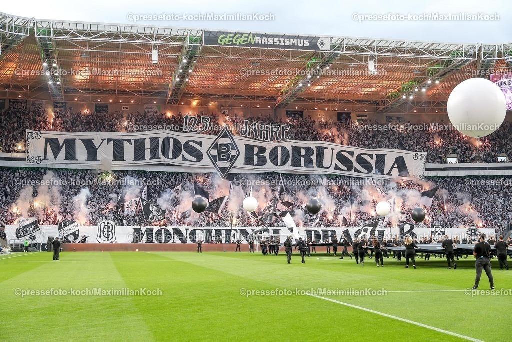 BMG02082501001 | 02.08.2025, Fußball, Borussia Mönchengladbach - FC Valencia, 125 Jahrfeier Jubiläumsspiel, Borussia-Park, Saison 2025 2026: Choreografie Mythos Borussia in der Nordkurve Choreo Choreography Feature Besucher Zuschauer Fans Pyrotechnik DFB regulations prohibit any use of photographs as image sequences and or quasi-video.