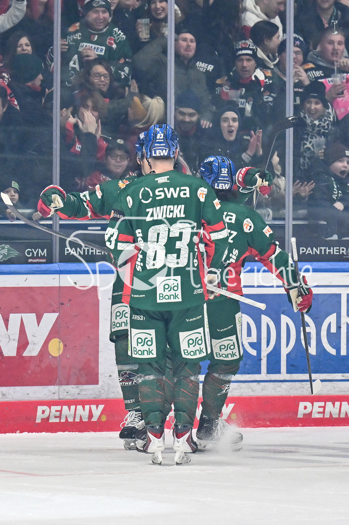 Augsburger Panther - Kölner Haie | AUGSBURG, GERMANY - 11. JANUARY: Jubel der Hausherren nach dem Treffer zum 1-0 durch Christian HANKE (Augsburger Panther 25) / Tor / Torschuetze / Freude / Happy während dem Match zwischen den Augsburger Panthern und den Kölner Haien am 39. Spieltag der penny DEL im Curt Frenzel Stadion