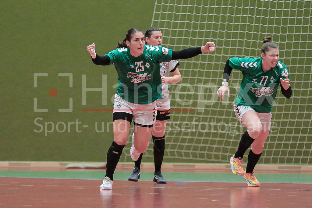 Handball, 2. Bundesliga Frauen, SV Werder Bremen - HL Buchholz 08-Rosengarten | v.li.: Torschützin Anna Lena Bergmann (SV Werder Bremen, 25) mit Torjubel, Jubel über das Tor