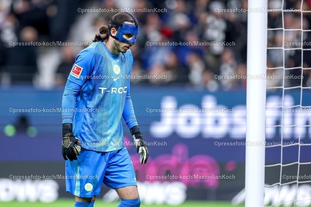 SGE30112501082 | 30.11.2025, Fußball, Eintracht Frankfurt - VfL Wolfsburg, 1. Fußball Bundesliga, 12. Spieltag, Deutsche-Bank-Park (Frankfurt am Main), Saison 2025 2026: Torwart Kamil Grabara (VfL Wolfsburg #01) DFB Regulations prohibit any use of photographs as image sequences and or quasi-video.