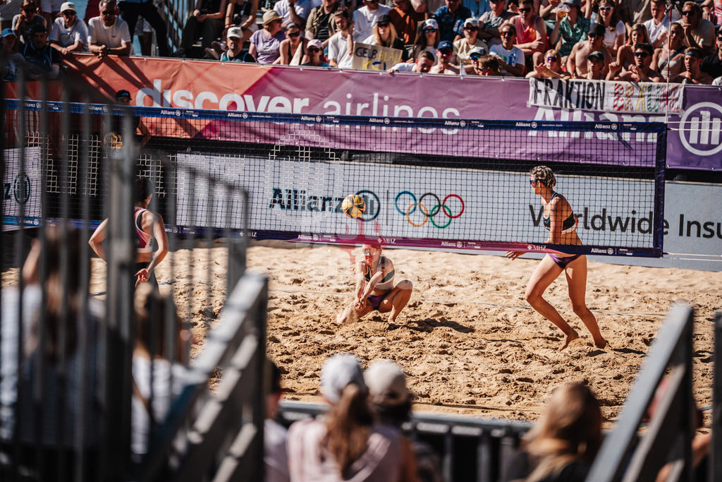 Beachvolleyball | Frauen | Allianz German Beach Tour 2025 | Tourstop Düsseldorf | 11.05.2025 | Paula Schürholz nimmt den Ball an