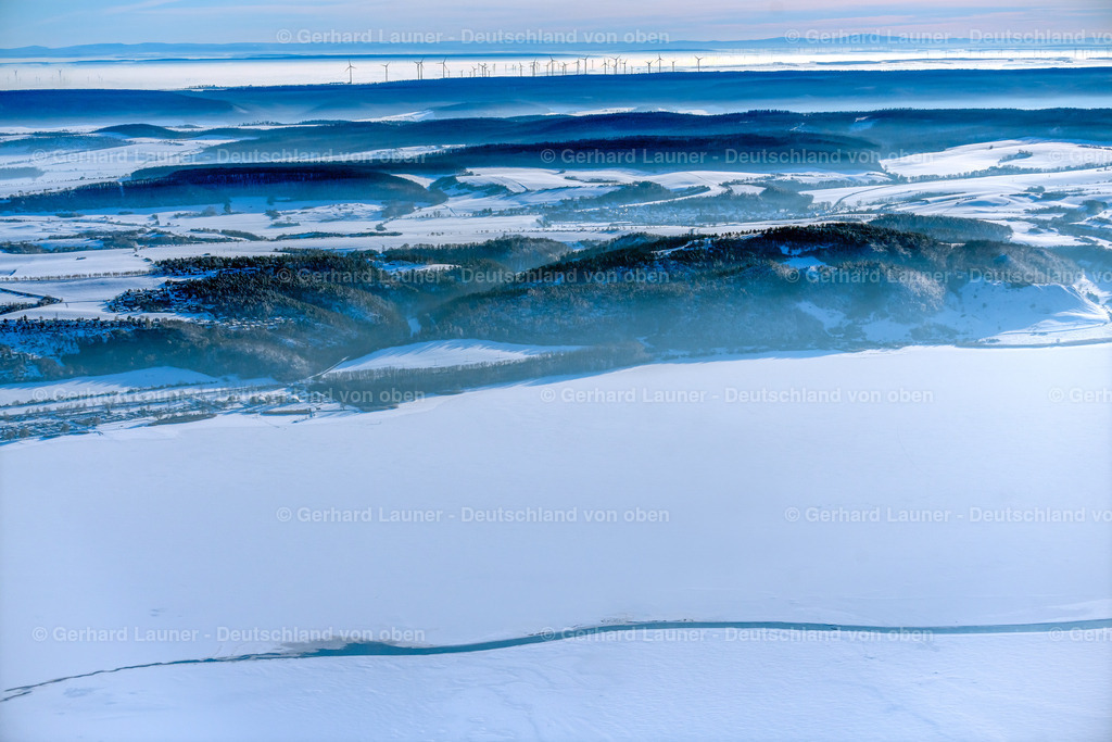 4044995 | KELBRA (KYFFHäUSER) 14.02.2021 Winterlich schneebedeckte Talsperren - Staudamm und Uferbereiche am Stausee in Kelbra (Kyffhäuser) im Bundesland Sachsen-Anhalt, Deutschland. // Wintry snowy dam and shore areas at the lake in Kelbra (Kyffhaeuser) in the state Saxony-Anhalt, Germany. Foto: Gerhard Launer