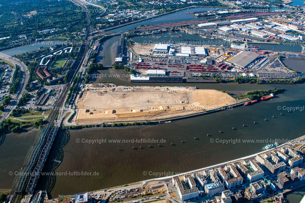 Hamburg_Kleiner_Grasbrook_Moldauhafen_Baustelle_ELS_3874220922 | HAMBURG 22.09.2022 Abriß- und Erdarbeiten auf dem Gelände der ehemaligen Logistikzentrum- Ruine Überseezentrum am Schuhmacherwerder - Moldauhafen im Ortsteil Kleiner Grasbrook in Hamburg, Deutschland. Weiterführende Informationen bei: EGGERS Tiefbau GmbH,  HPA Hamburg Port Authority,  Hamburger Hafen und Logistik Aktiengesellschaft. // Demolition work on the site of the former logistics center ruin Ueberseezentrum on Schuhmacherwerder - Moldauhafen in the district Kleiner Grasbrook in Hamburg, Germany. Further information at: EGGERS Tiefbau GmbH,  HPA Hamburg Port Authority,  Hamburger Hafen und Logistik Aktiengesellschaft. Foto: Martin Elsen