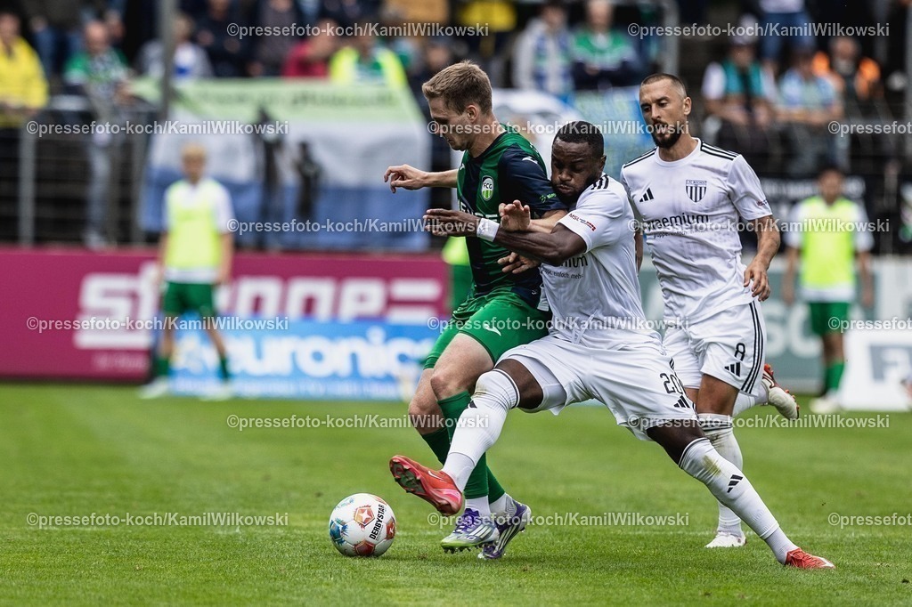 xKWI02082501050 | 02.08.2025, xkwix, Fußball, Regionalliga West, FC Gütersloh - 1. FC Bocholt, Ohlendorf Stadion im Heidewald: Arnold Budimbu (1.FC Bocholt #20) im Zweikampf gegen Jan-Lukas Liehr ( FC Gütersloh #7 ) 