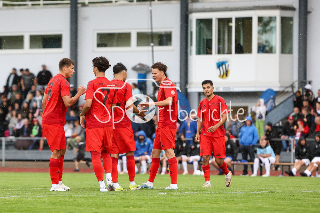 SSV Dillingen - FC Bayern Amateure | Die Bayern jubeln ueber einen Treffer beim Testspielerfolg in Dillingen
