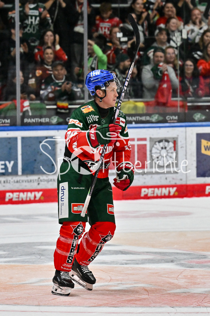 Augsburger Panther - Löwen Frankfurt | Die Spieler des AEV feiern zusammen mit den Fans den Heimsieg gegen Frankfurt / DEL: Augsburger Panther - Löwen Frankfurt, Curt Frenzel Stadiom am 11.10.2024 / T. J. TREVELYAN (Augsburger Panther #24)