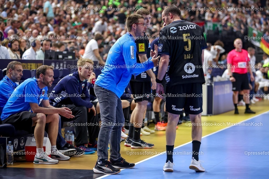 KoeEHF14062501047 | 14.06.2025, Handball, Halbfinale TruckScout24 EHF FINAL4, LANXESS arena Köln, Füchse Berlin - HBC Nantes: Cheftrainer Jaron Siewert (Fuechse Berlin) neben Max Darj  (Fuechse Berlin #05) 