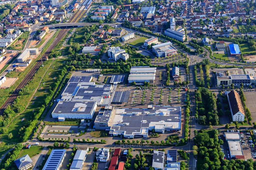 Luftbild: Gewerbegebiet Johannes-Kopp-Straße mit C&C Großeinkauf EDEKA Kissel SBK Landau und FISCHER Bike-Welt - Werksverkauf im Ortsteil Queichheim in Landau im Bundesland Rheinland-Pfalz in Deutschland. Foto: IMG_114163.jpg vom 26.05.2019 durch Werner Riehm/FLY-FOTO.deWWW.KISSEL-CC.DE