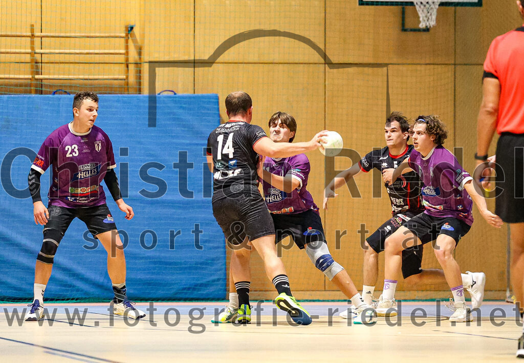 2024-09-21_090_SpVgg_Altenerding_gegen_TSV_1861_Mainburg | Erding, Deutschland, 21.09.2024:Handball, Bezirksoberliga Männer 2024 / 2025, 1. Spieltag, SpVgg Altenerding gegen TSV 1861 Mainburg, Endergebnis: 36:20Moritz Sturm (SpVgg Altenerding, #23), Maximilian Altmann (TSV 1861 Mainburg, #14), Kilian Jödecke (SpVgg Altenerding, #41), Jakob Stuber (TSV 1861 Mainburg, #5), Jabob Köhler (SpVgg Altenerding, #6)Foto: Christian Riedel / fotografie-riedel.net