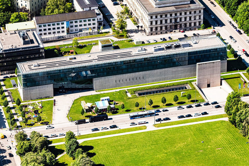 dr__0027526.jpg | MüNCHEN 24.05.2019 Gebäudekomplex der " Hochschule für Fernsehen und Film " am Bernd-Eichinger-Platz - Gabelsbergerstraße im Ortsteil Maxvorstadt in München im Bundesland Bayern, Deutschland. Weiterführende Informationen bei: ARCHITEKTURBÜRO  PAUL BÖHM,  Hochschule für Fernsehen und Film München,  Müller-BBM GmbH,  SCHINDLER FENSTER + FASSADEN GMBH,  Staatliches Bauamt München 2,  Werkstatt für Medientechnik. // Building complex of the university " Hochschule fuer Fernsehen and Film " on place Bernd-Eichinger-Platz in the district Maxvorstadt in Munich in the state Bavaria, Germany. Further information at: ARCHITEKTURBUeRO  PAUL BOeHM,  Hochschule fuer Fernsehen und Film Muenchen,  Mueller-BBM GmbH,  SCHINDLER FENSTER + FASSADEN GMBH,  Staatliches Bauamt Muenchen 2,  Werkstatt fuer Medientechnik. Foto: Daniel Reiter