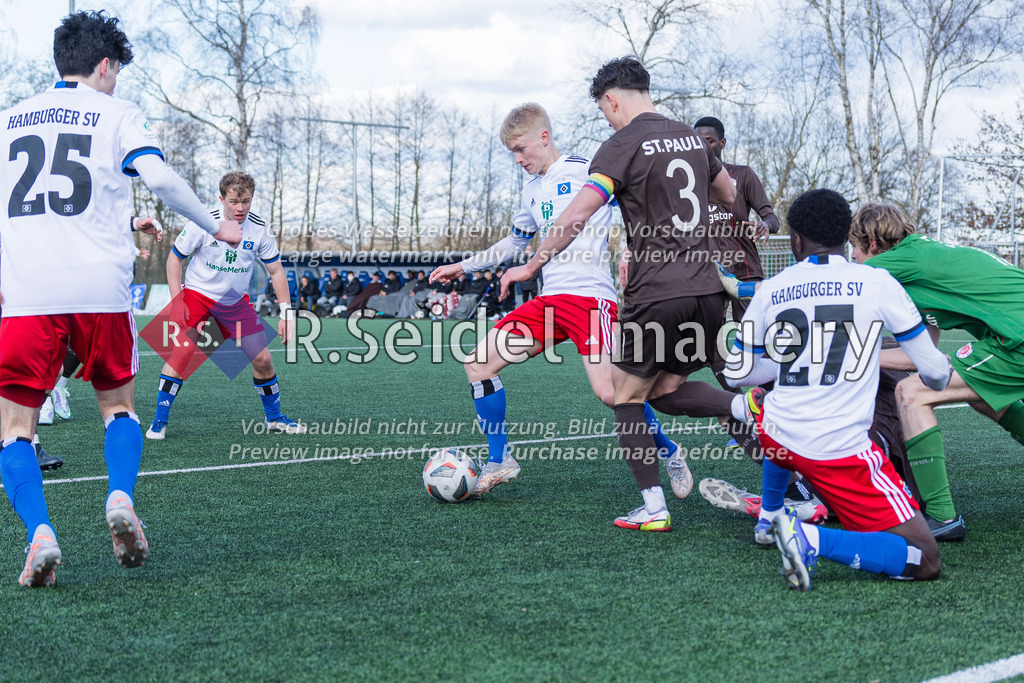 Fußball, Saison 2021/22, A-Junioren Bundesliga, Hamburger SV - FC St. Pauli, Paul-Hauenschild-Plätze (Norderstedt), 02.04.2022, 16. Spieltag | Jesse Mikael Kilo (#18, HSV) schnappt sich den Ball