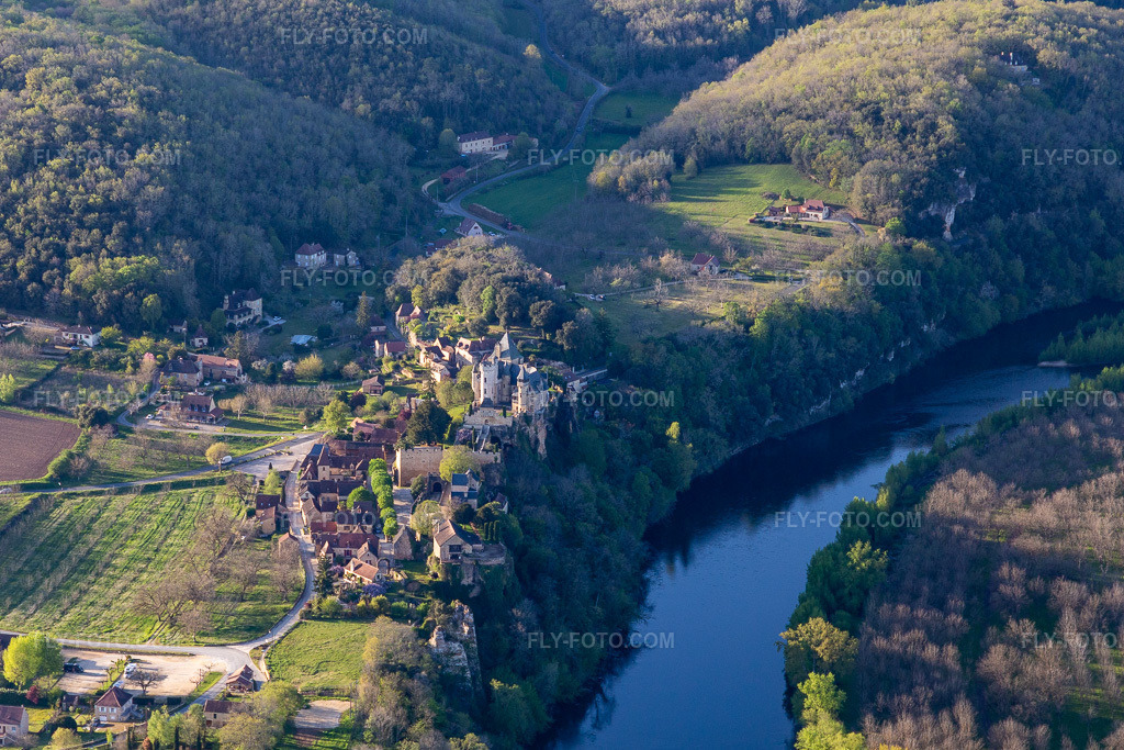 Aerial view: Montfort in Vitrac in the state Dordogne, France. – Photo: IMG_113587.jpg taken on 04/16/2019 by Werner Riehm/FLY-FOTO.com – Resolution of the original: 5238 x 3492 px