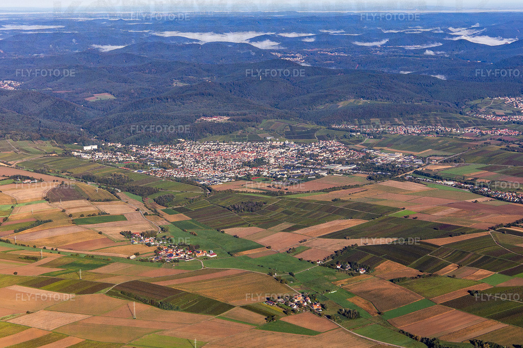 Ortsansicht von Südosten | Luftbild: Ortsansicht von Südosten in Bad Bergzabern im Bundesland Rheinland-Pfalz in Deutschland. Foto: IMG_143476.jpg vom 29.09.2024 durch ©2025 Werner Riehm fly-foto.de/copyright - Realisiert mit Pictrs.com