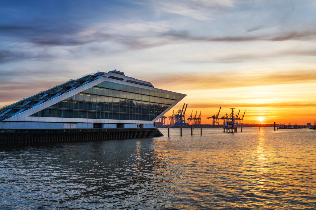 10240302 - Sonnenuntergang am Dockland | Blick auf das Dockland und den Hamburger Hafen bei einem wunderschönen Sonnenuntergang.
