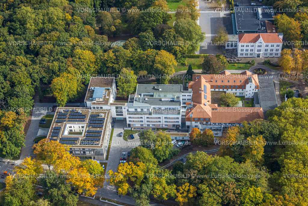 Hamm241015360 | Luftbild, Kurhaus Bad Hamm, MVZ Prof. Dr. Uhlenbrock und Partner - Standort Hamm Kurpark, Klinik für Manuelle Therapie, herbstliche Bäume, Uentrop, Hamm, Ruhrgebiet, Nordrhein-Westfalen, Deutschland