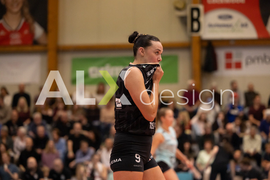 Volleyball I Frauen I Saison 2025-2026 I Volleyball NLA | Women I  Playoffs Finals 2/5 I  VC Kanti Schaffhausen - viteos NUC I  10.04.2026 | 9 Maia Dvoracek (USA) (Viteos NUC) – Diagonal - Realisiert mit Pictrs.com