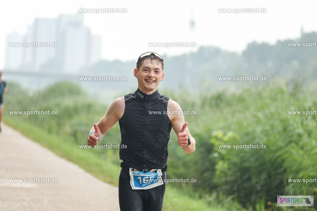 LUR_1068 | 34. M-net Erlanger Triathlon 2025 #erlangertriathlon  #mnettriathlon2025 #mnettriathlon #team #olympischedistanz #mitteldistanz #triathlon #maindonaukanal  #erlangertriathlon2025 #yourpictrs #tv1848 #tv1848erlangen  #triathlonbayern #sportinerlangen #demsportverbunden #sportshot_your_pictrs Copyright: www.sportshot.de