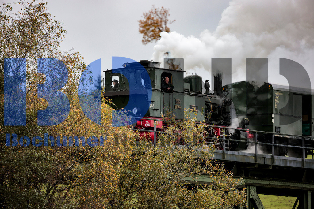  04.11.2023 - 
 | Sebastian Sendlak / Bochumer Nachrichtendienst (BOND) - Dampflok Waldbroel auf der Volmetalbahn - Realisiert mit Pictrs.com