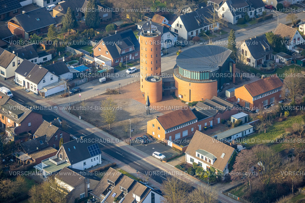 Neukirchen-Vluyn260101324 | Luftbild, kath. Antoniuskirche Kirchengemeinde St. Quirinus, freistehender Kirchturm und rundes Kirchengebäude, Vluyn, Neukirchen-Vluyn, Ruhrgebiet, Nordrhein-Westfalen, Deutschland