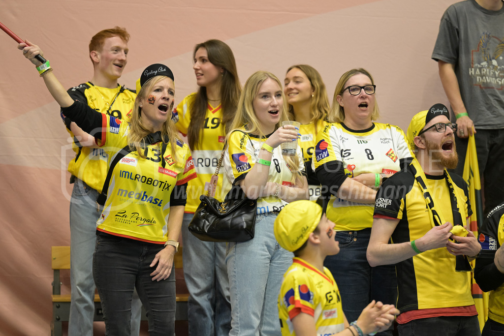 Zug United vs HC Rychenberg - 22. February 2025 | Zug United vs HC RychenbergSporthalle Wankdorf, BernHCR-Fans feuern ihr Team an.Bild: Sportfotografie Markus Aeschimann | www.markus-aeschimann.ch - Realisiert mit Pictrs.com