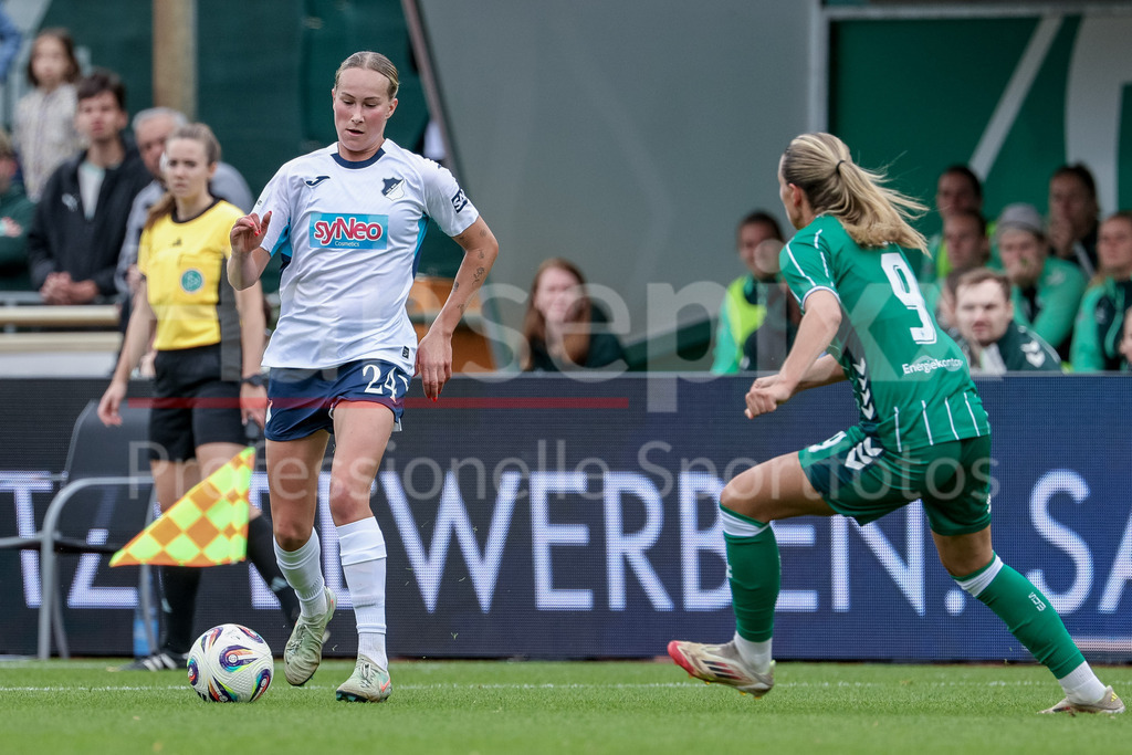 Fussball, Google Pixel Frauen-Bundesliga, SV Werder Bremen - TSG 1899 Hoffenheim | v.li.: Feli Delacauw (TSG 1899 Hoffenheim, 24) und Medina Desic (SV Werder Bremen, 9) im Zweikampf, Duell, Dynamik, Aktion, Action, Spielszene, DIE DFB-RICHTLINIEN UNTERSAGEN JEGLICHE NUTZUNG VON FOTOS ALS SEQUENZBILDER UND/ODER VIDEOÄHNLICHE FOTOSTRECKEN. DFB REGULATIONS PROHIBIT ANY USE OF PHOTOGRAPHS AS IMAGE SEQUENCES AND/OR QUASI-VIDEO.