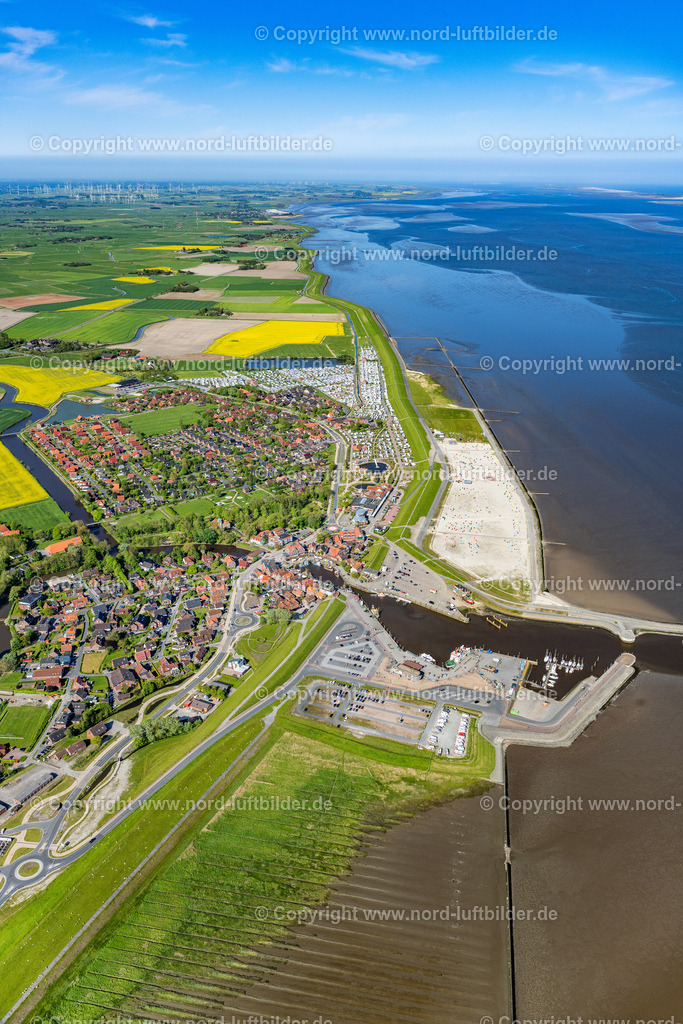 Neuharlingersiel_ELS_6708190523 | NEUHARLINGERSIEL 19.05.2023 Ostfriesische Küste bei Neuharlingersiel im Bundesland Niedersachsen. Die Gemeinde Neuharlingersiel liegt im Harlingerland in Ostfriesland an der Nordseeküste. An der Küstenlinie entlang erstreckt sich der Nationalpark Niedersächsisches Wattenmeer, der seit 2009 zum UNESCO-Weltnaturerbe gehört. Die Landschaft ist vom Wattenmeer, von Landwirtschaft und Feldern geprägt. // East Frisian Coast in Neuharlingersiel in the state of Lower Saxony. The borough of Neuharlingersiel is located in Harlinger Land in East Frisia on the North Sea shore. The coastal line consists of the Lower Saxony Wadden Sea which has been named a UNESCO world heritage site in 2009. The landscape is characterised by Wadden Sea, agriculture and fields. Foto: Martin Elsen