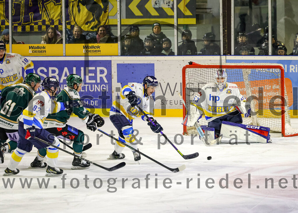 2025-12-05_060_TSV_Erding_gegen_Stuttgart_Rebels | Erding, Deutschland, 05.12.2025:Eishockey, Oberliga Süd 2025 / 2026, 23. Spieltag, TSV Erding gegen Stuttgart Rebels, Endergebnis: 5:6Dennis Miller (Erding Gladiators, #61), Leon Kreps (Stuttgart Rebels, #83), Kimi Saffran (Stuttgart Rebels, #53)Foto: Christian Riedel / fotografie-riedel.net