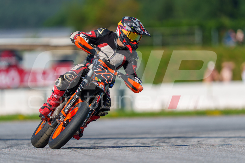 SuperMoto_Staatsmeisterschaft_Greinbach_189 | GRIPcapture steht für authentische Sportfotografie in Österreich – für Momente, die mehr sind als Geschwindigkeit oder Ergebnis. Es geht um Emotion, Spannung, Fokus und den Augenblick, der oft nur einen Wimpernschlag dauert.Ob Motorsport, Teamsport oder 