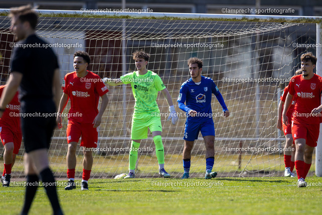 Fußball I Junioren I Saison 2025-2026 I DFB-Nachwuchsliga I 8. Spieltag I JFV Lübeck - 1. FC Magdeburg 79 | Louis Heinrich Siefert (1, JFV Lübeck) und Fadi Didoss (6, 1. FC Magdeburg) stehen auf der Linie - Realisiert mit Pictrs.com