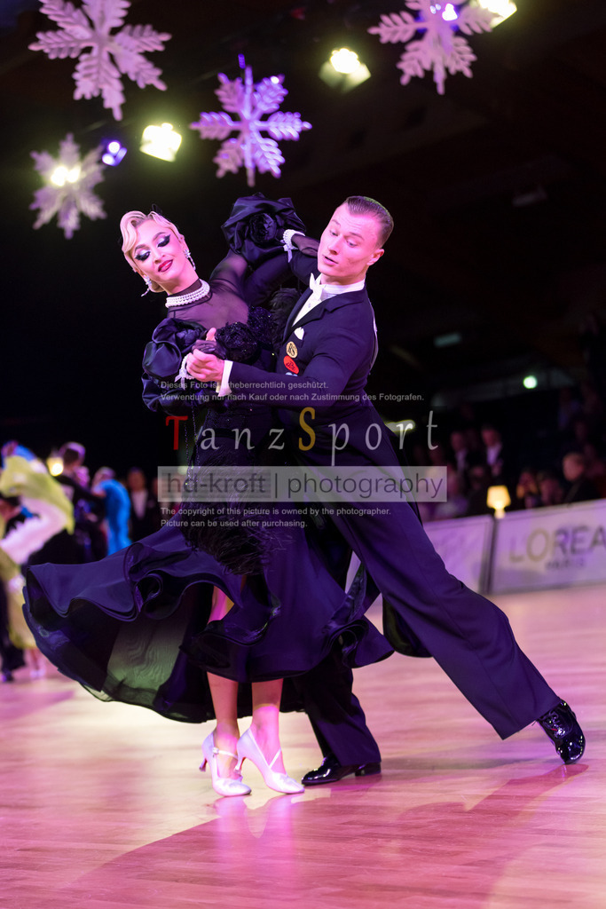 20241215_WDSF_Int_Open_Std-Riga-9091 | Tanzsportbilder, Standardtanz, Lateintanz, WDSF, DTV, LTVB, dancecomp, goc, hessen tanzt, blaues band der spree, walzer, tango, wiener walzer, slowfox, quickstepp, samba, rumba, cha-cha-cha, paso doble. jive, hd-kroft photography, turniertanzsport
