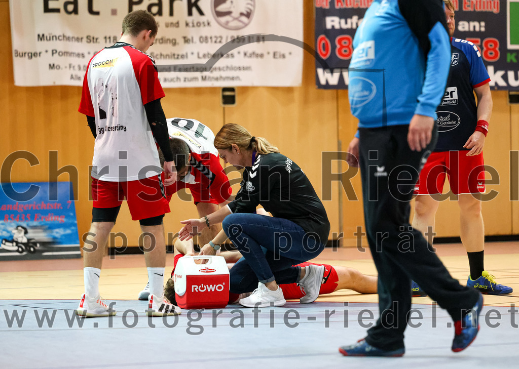 2022-09-24_100_SpVgg_Altenerding_gegen_HSG_Freising-Neufahrn | Erding, Deutschland, 24.09.2022:
Handball, Bezirksoberliga Männer 2022 / 2023, 2. Spieltag, SpVgg Altenerding gegen HSG Freising-Neufahrn, Endergebnis: 18:26

Joseph Wyhnalek (SpVgg Altenerding, #11), Christian Loris (SpVgg Altenerding, #10), Quirin Huber (SpVgg Altenerding, #8), Physio Jana Otto (Spvgg Altenerding)

Foto: Christian Riedel / fotografie-riedel.net