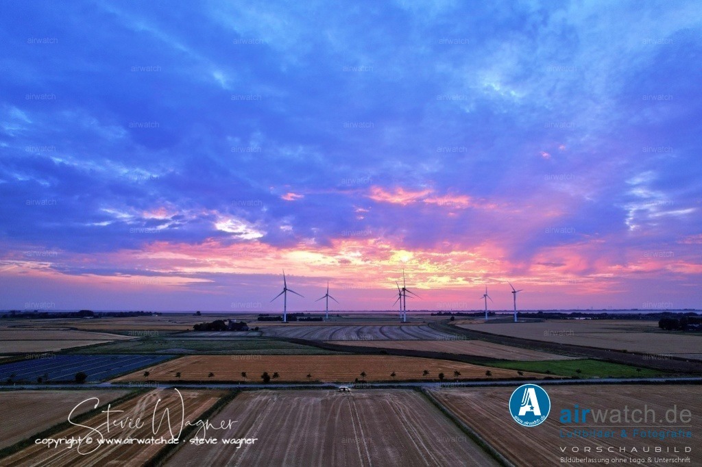 Windpark - Simonsberg | Entdecken Sie atemberaubende Luftbilder und Fotografien auf airwatch.de - Tauchen Sie ein in eine Welt voller faszinierender Aufnahmen aus der Vogelperspektive.