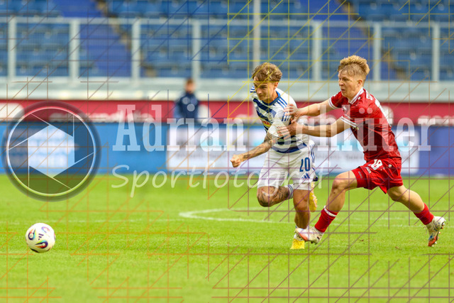 MSV Duisburg vs VfB Stuttgart II - 3. Liga | Duisburg, Deutschland, 02.08.25:   Niklas Jessen (MSV Duisburg) und Julian Lüers (VfB Stuttgart II) im Kampf um den Ball waehrend des Spiels der 3. Liga MSV Duisburg vs VfB Stuttgart II in der schauinsland-reisen-arena(Foto von Brauer-Fotoagentur / Adrian Schlueter)