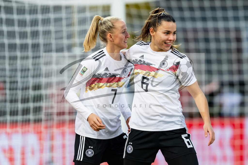 GERTUR20211126_004 | Fussball, Frauen: Lea Schueller (Germany) Torjubel, jubelt mit ihrer Mannschaft nach dem Treffer zum 1:0 bei dem Spiel der WM-Qualifikation zwischen Deutschland und Tuerkei im Eintracht-Stadion am 26.11.2021 in Braunschweig, Deutschland. - Realisiert mit Pictrs.com