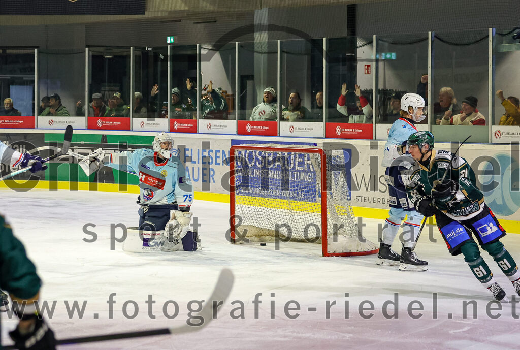 2025-12-23_111_TSV_Erding_gegen_Heilbronner_Falken | Erding, Deutschland, 23.12.2025:Eishockey, Oberliga Süd 2025 / 2026, 29. Spieltag, TSV Erding gegen Heilbronner Falken, Endergebnis: 5:4Torwart Franz Jokinen (Heilbronner Falken, #75), Dennis Miller (Erding Gladiators, #61)Foto: Christian Riedel / fotografie-riedel.net