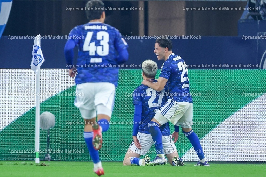 S0426092501186 | 25.09.2025, Fußball, FC Schalke 04 - SpVgg Greuther Fürth, 7.Spieltag, 2. Fußball Bundesliga, Veltins-Arena Gelsenkirchen, Saison 2025 2026: Torjubel nach dem Tor zum 1:0 durch Torschütze Finn Porath (Schalke04 #27)  zusammen mit  Soufiane El-Faouzi&nbsp;(Schalke04 #23) DFB regulations prohibit any use of photographs as image sequences and or quasi-video.