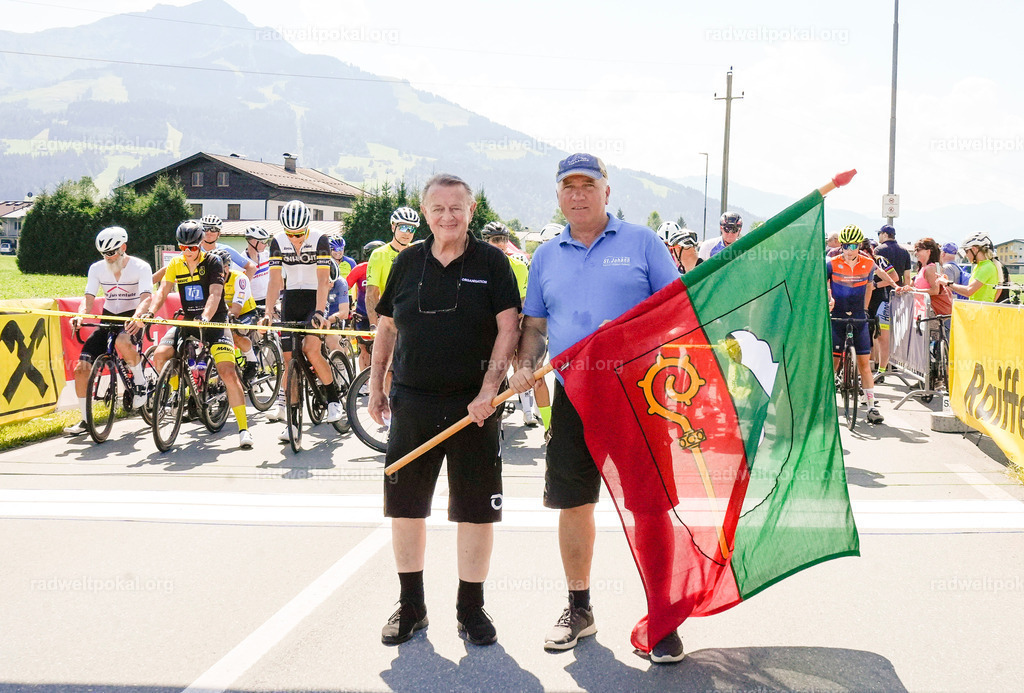 233_20230817_Bewerb_Maenner_Muehlanger | AUT - OESTERREICH, 2023-08-16: SPORT RENNRAD-FAHREN - 55. INTERNATIONALER RADWELTPOKAL IN ST. JOHANN IN TIROL  - Vintage-Radrennen mit WM-Bronze-Medaillen-Siegerin Christina Schweinberger, den Teilnehmer und Alexander Baumann (vom Orginastions-Team) - TAG 2 BEWERB MAENNER IN SECHS GRUPPEN  - GRUENDER HARALD BAUMANN (LINKS) MIT TVB-GESCHAEFSTFUEHRER; Foto: Roland Muehlanger