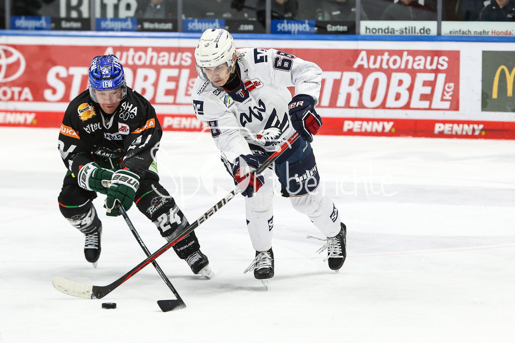 Augsburger Panther - Adler Mannheim | Thomas Joradan TREVELYAN (AEV #24) im Duell mit Fabrizio PILU (MERC #68) / Zweikampf