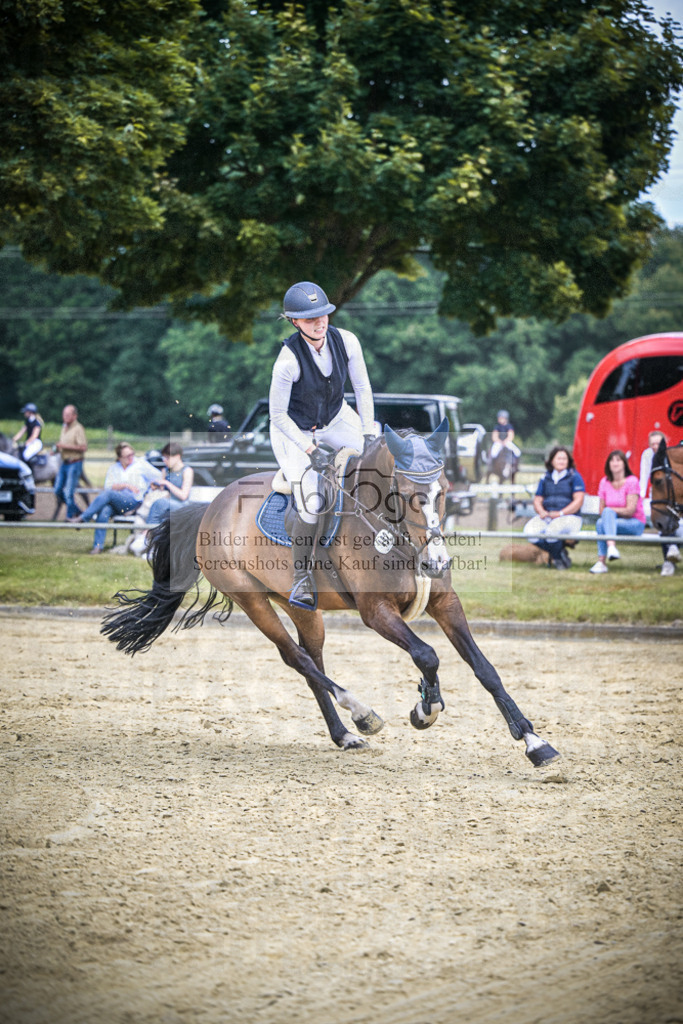 DOS_1797 | Entdecke hochwertige Reitturnierfotos von Foto Oger. Professionell, emotional und authentisch – jetzt Lieblingsmomente im Shop bestellen.Deutschlandweite Turnierfotografie. - Realisiert mit Pictrs.com
