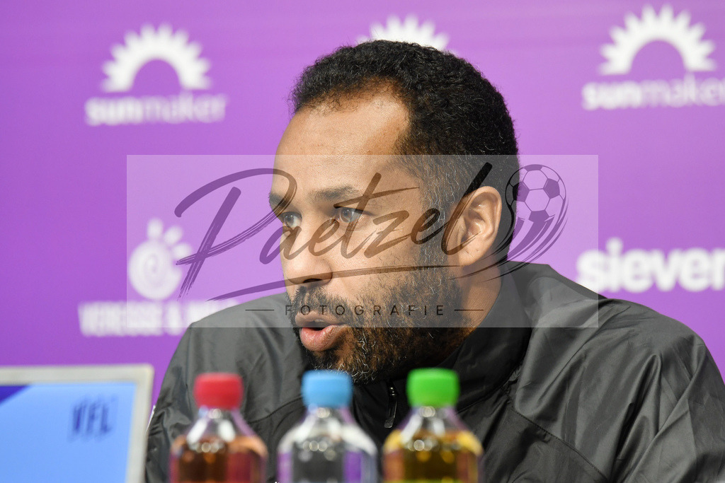 20200304_PKOSNA_0030 | Fussball, Herren: Trainer Daniel Thioune (VfL Osnabrueck) schaut waehrend der Pressekonferenz des VfL Osnabrueck im Presseraum des Stadion an der Bremer Bruecke am 04.03.2020 in Osnabrueck, Deutschland. - Realisiert mit Pictrs.com