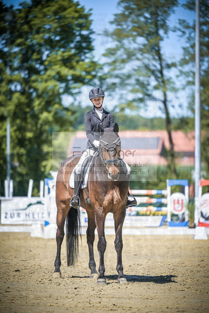 DOS_6179 | Entdecke hochwertige Reitturnierfotos von Foto Oger. Professionell, emotional und authentisch – jetzt Lieblingsmomente im Shop bestellen.Deutschlandweite Turnierfotografie. - Realisiert mit Pictrs.com