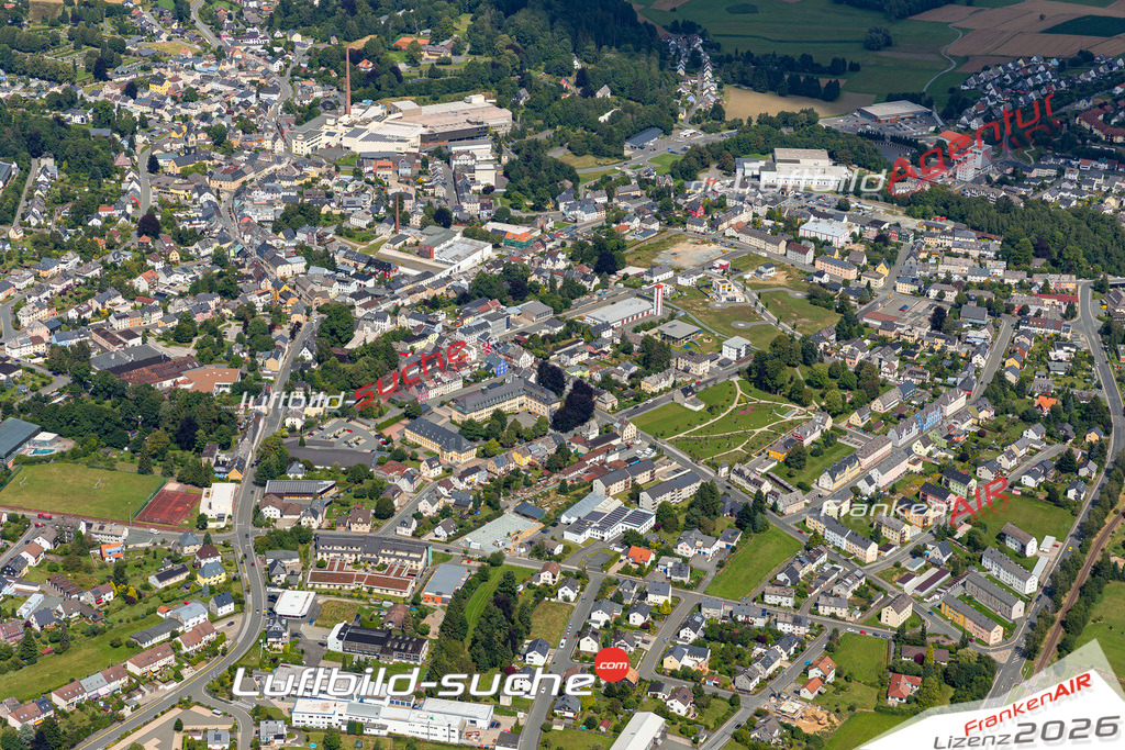 Das Luftbild der Stadt Helmbrechts wurde 2021 vom Flugzeug heraus erstellt (keine Drohne) Aufnahmehöhe ca.450 Meter- hohe Bildauflösung und Druck-Qualität garantiert!