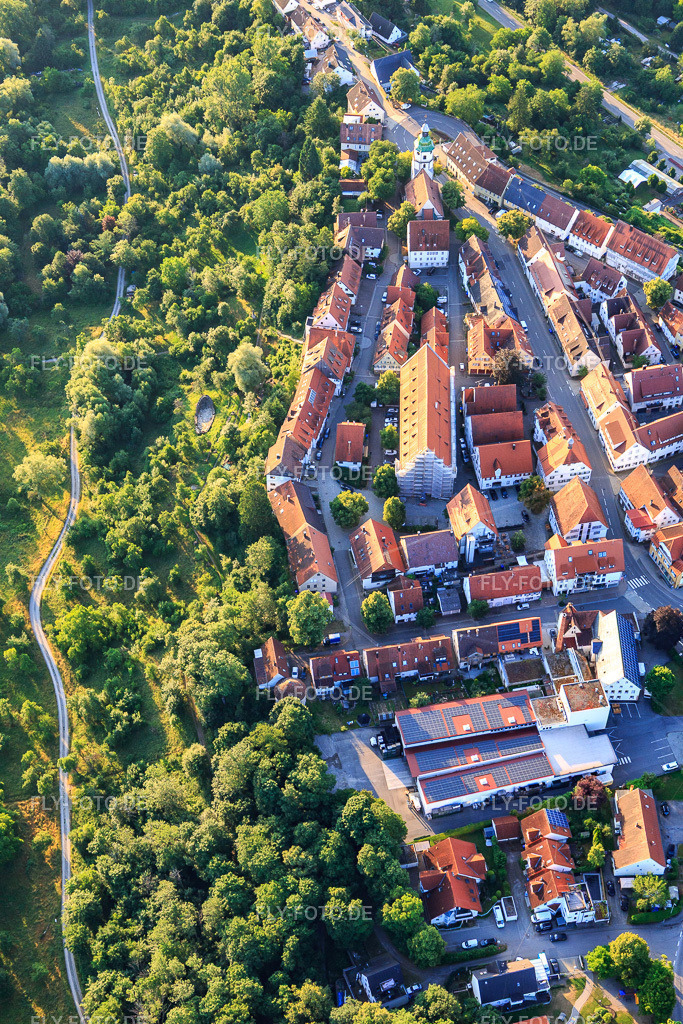 Historischer Ortskern mit Fruchtkasten und Stadtkirche https://fruchtkasten.de/oeffnungszeiten/ | Luftbild: Historischer Ortskern mit Fruchtkasten und Stadtkirche https://fruchtkasten.de/oeffnungszeiten/ in Rosenfeld im Bundesland Baden-Württemberg in Deutschland. Foto: IMG_148836.jpg vom 28.06.2025 durch Werner Riehm/FLY-FOTO.de - Realisiert mit Pictrs.com