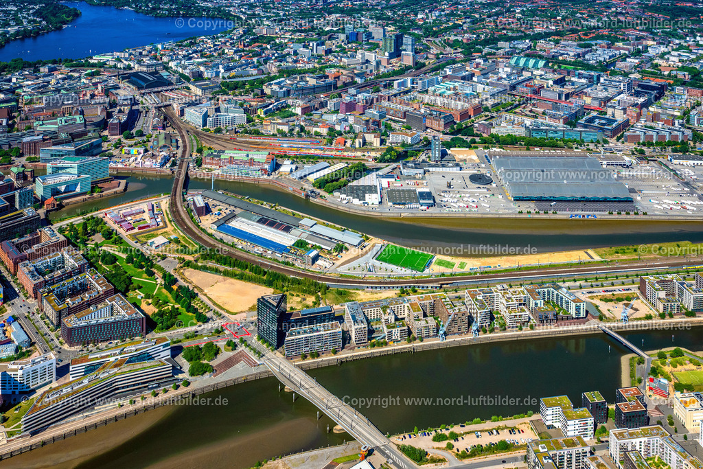 Hamburg_Oberhafen_Baakenhafen_Hafencity_ELS_8052010725 | HAMBURG 16.06.2025 Stadtansicht des Innenstadtbereiches der Hafencity am Ufer der Elbe an der Oberhafentunnel, Versmannstraße in Hamburg, Deutschland. Weiterführende Informationen bei: HafenCity Hamburg GmbH. // City view on down town der Hafencity on Ufer of Elbe on street Oberhafentunnel, Versmannstrasse in Hamburg, Germany. Further information at: HafenCity Hamburg GmbH. Foto: Martin Elsen