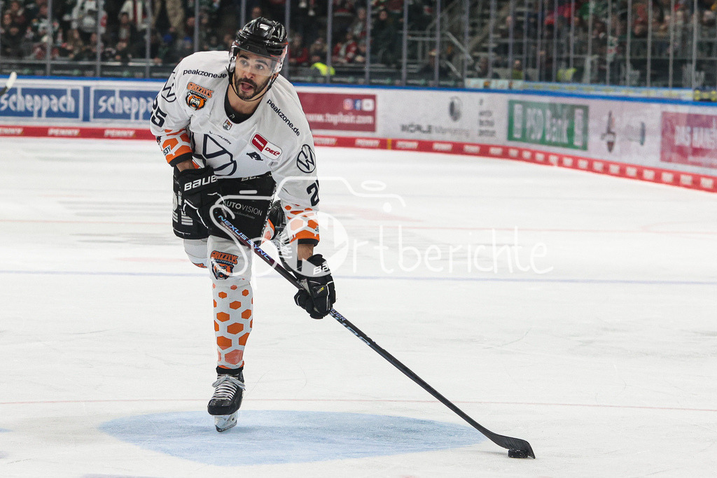 Augsburger Panther - Grizzlys Wolfsburg | Darren ARCHIBALD (WOB #25) bei einem Schuss