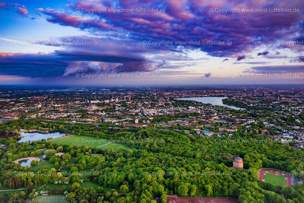 Hamburg_Stadtpark_Wolken_ELS_8915060525 | HAMBURG 06.05.2025 Parkanlage am Stadtparksee in Hamburg, Deutschland. // Park of on Stadtparksee in Hamburg, Germany. Foto: Martin Elsen