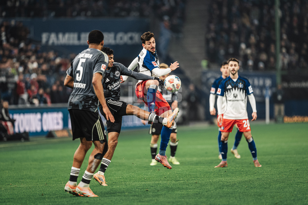 Fußball | Männer | Saison 2025/2026 | 1. Fußball-Bundesliga | 15. Spieltag | Hamburger SV vs. Eintracht Frankfurt | 20.12.2025 | v.l. Nathaniel Brown (#21, Eintracht Frankfurt) gegen Giorgi Gocholeishvili (#16, HSV)
